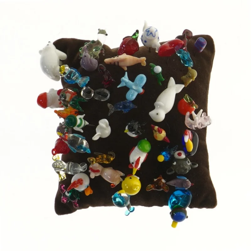 Samling af nipsenåle på pude (str. 15x15 cm)