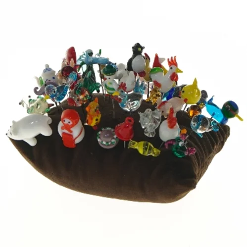 Samling af nipsenåle på pude (str. 15x15 cm)