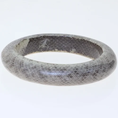 Grå rund armring med slangeskindsstruktur (str. 9 cm)