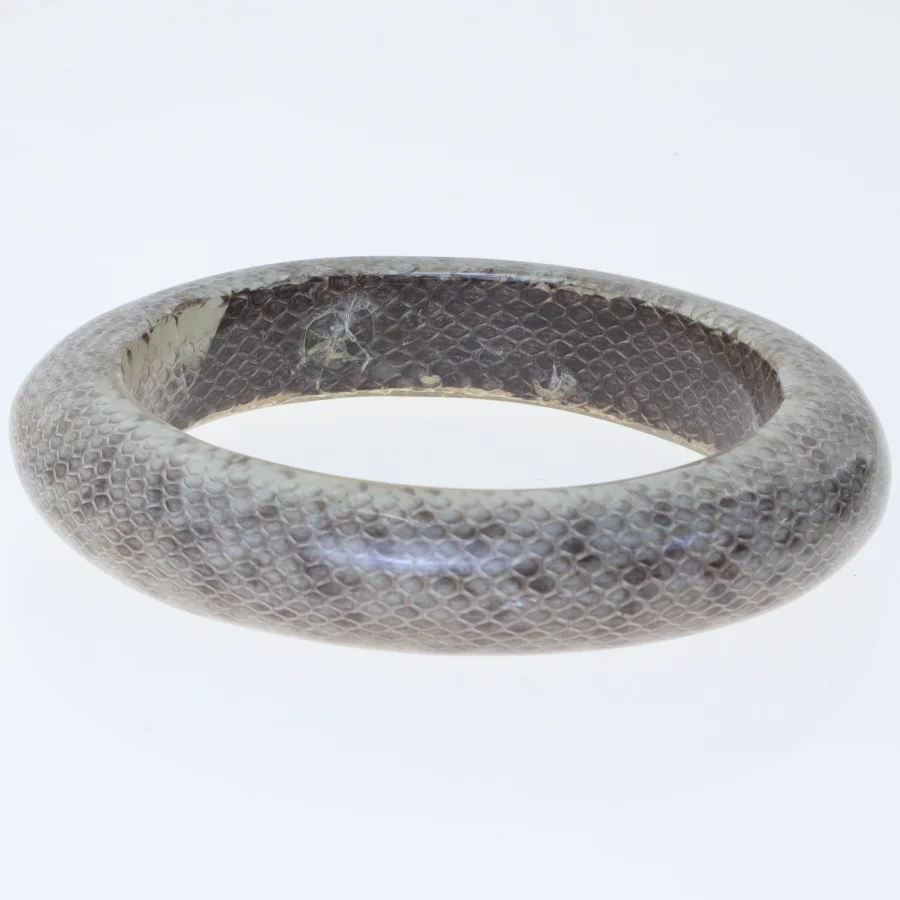 Grå rund armring med slangeskindsstruktur (str. 9 cm)
