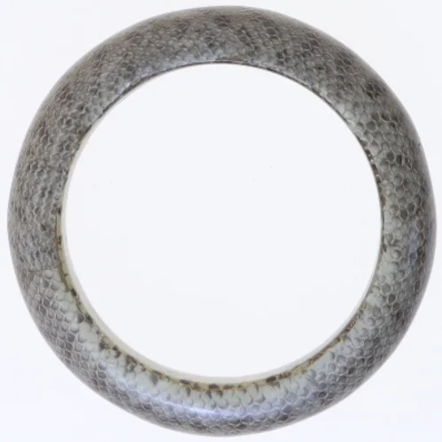 Grå rund armring med slangeskindsstruktur (str. 9 cm)