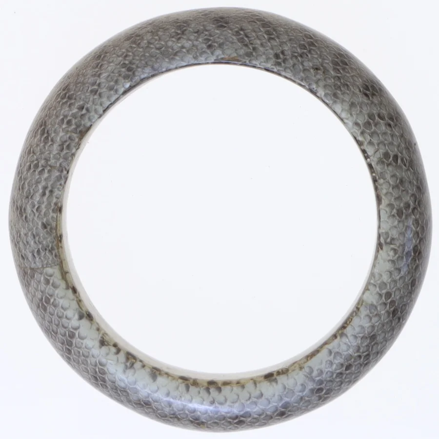 Grå rund armring med slangeskindsstruktur (str. 9 cm)