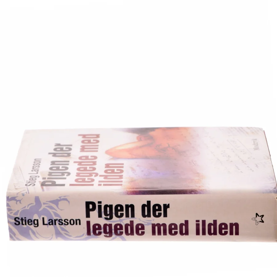 Pigen Der Legede Med Ilden af Larsson, Stieg (Bog)