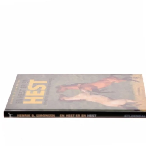 En hest er en hest : om hestes adfærd og velfærd af Henrik B. Simonsen (f. 1939) (Bog)