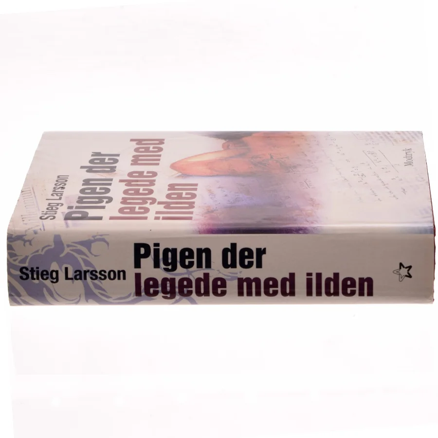 Pigen Der Legede Med Ilden af Larsson, Stieg (Bog)