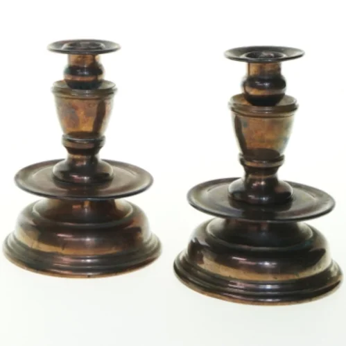 Lysestager i metal (str. 15x11,5 cm)