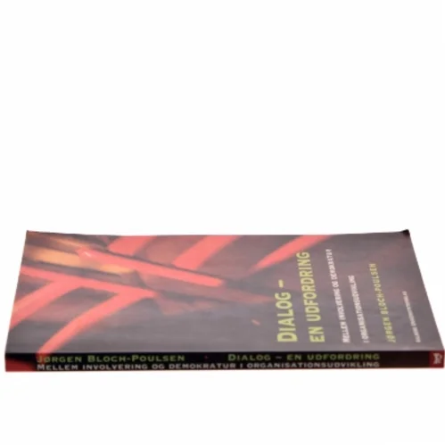 Dialog - en udfordring : mellem involvering og demokratur i organisationsudvikling af Jørgen Bloch-Poulsen (Bog)