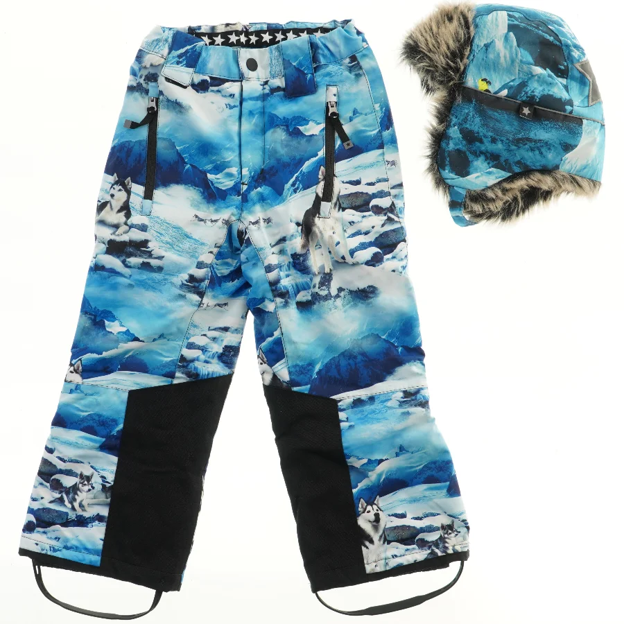 Vinterbukser og hue med sne og hunde tema fra Molo (str. 116)