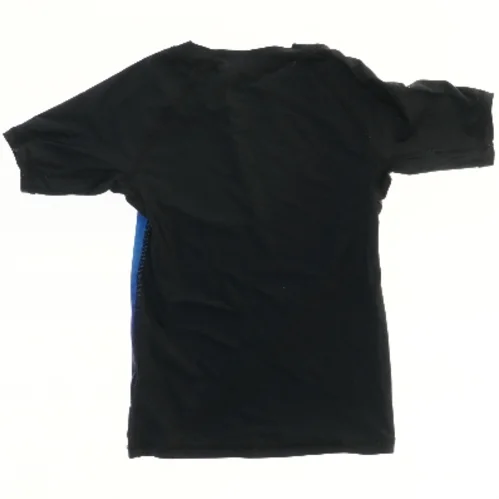 Børne UV-bluse med hajmotiv fra Molo (str. 110)