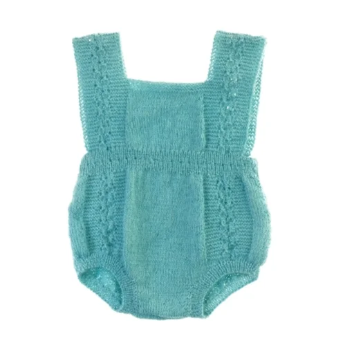 Håndstrikket babydragt (ca. str. 74)