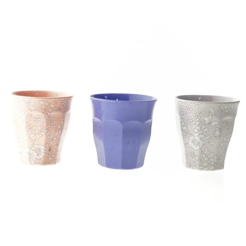 Sæt af tre plastik kopper fra Rice (str. Ø. 7,5 cm. længde. 8 cm. og. ø. 7 cm. højde. 8 cm)