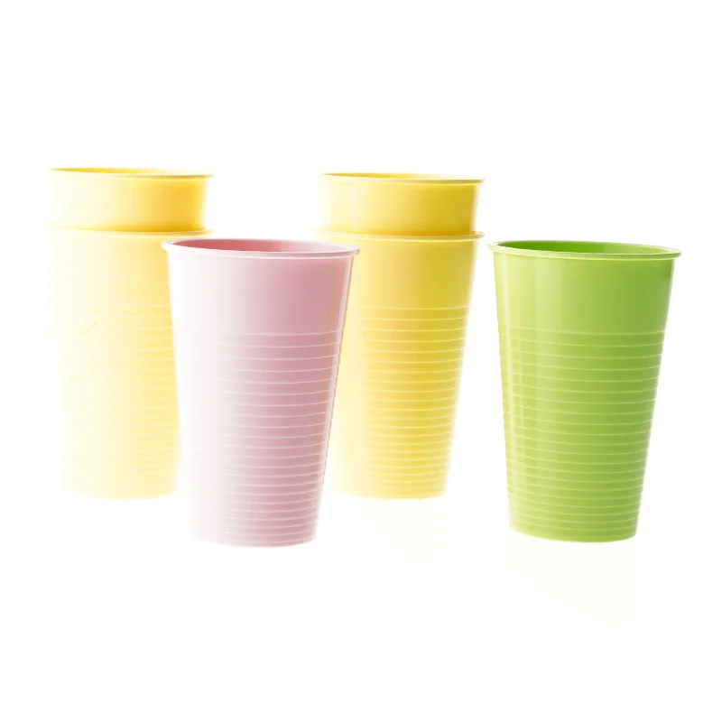 Plastikkopper, 6 stk (str. 6 styk. ø. 7,5 cm. højde. 11 cm)