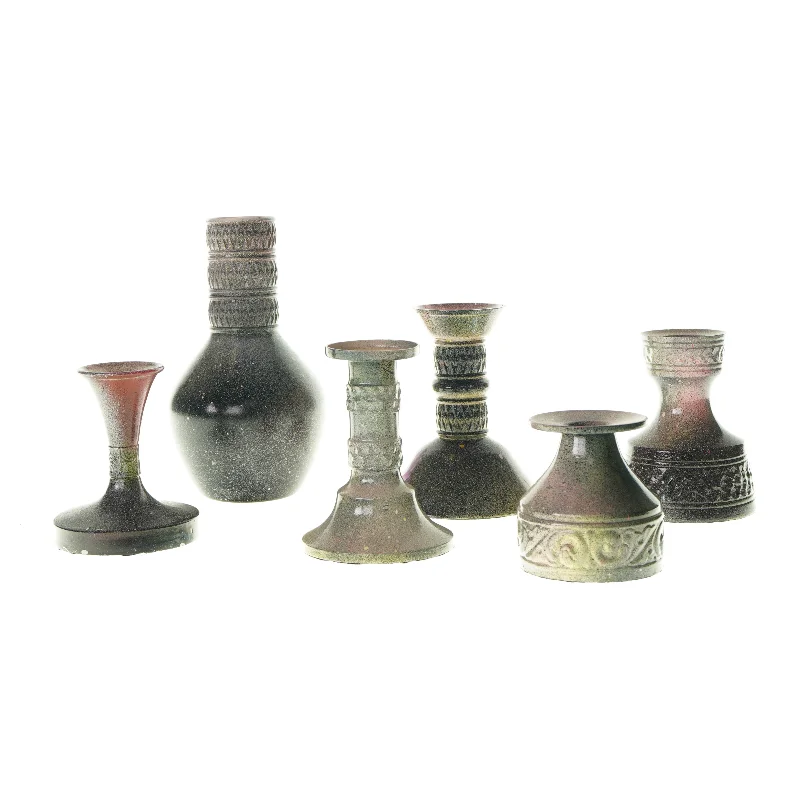 5 lysestager og 1 vase i tin. Dekoreret med graffitti maling. 