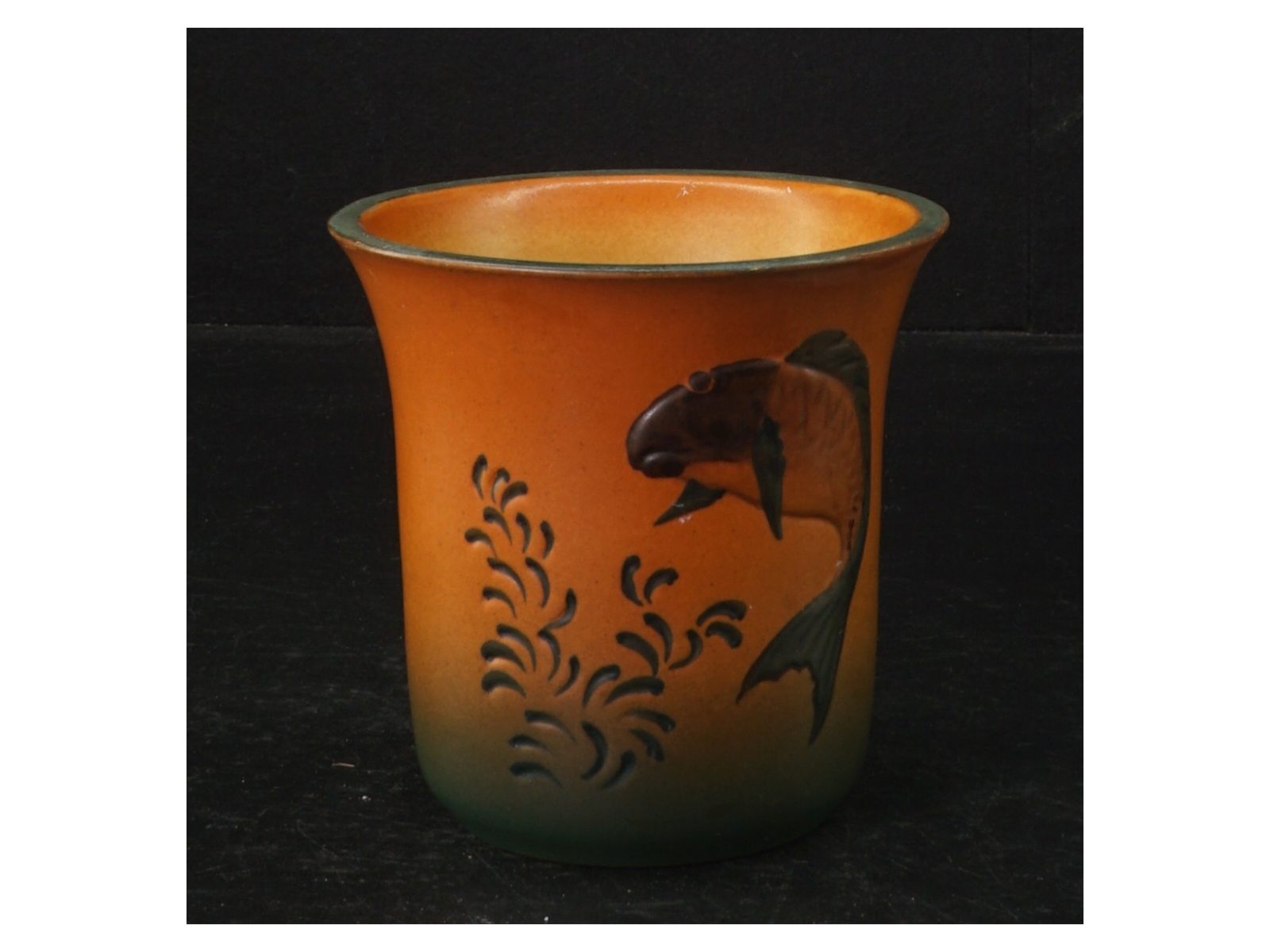 Keramik vase med fiske dekoration (str. 10 cm)