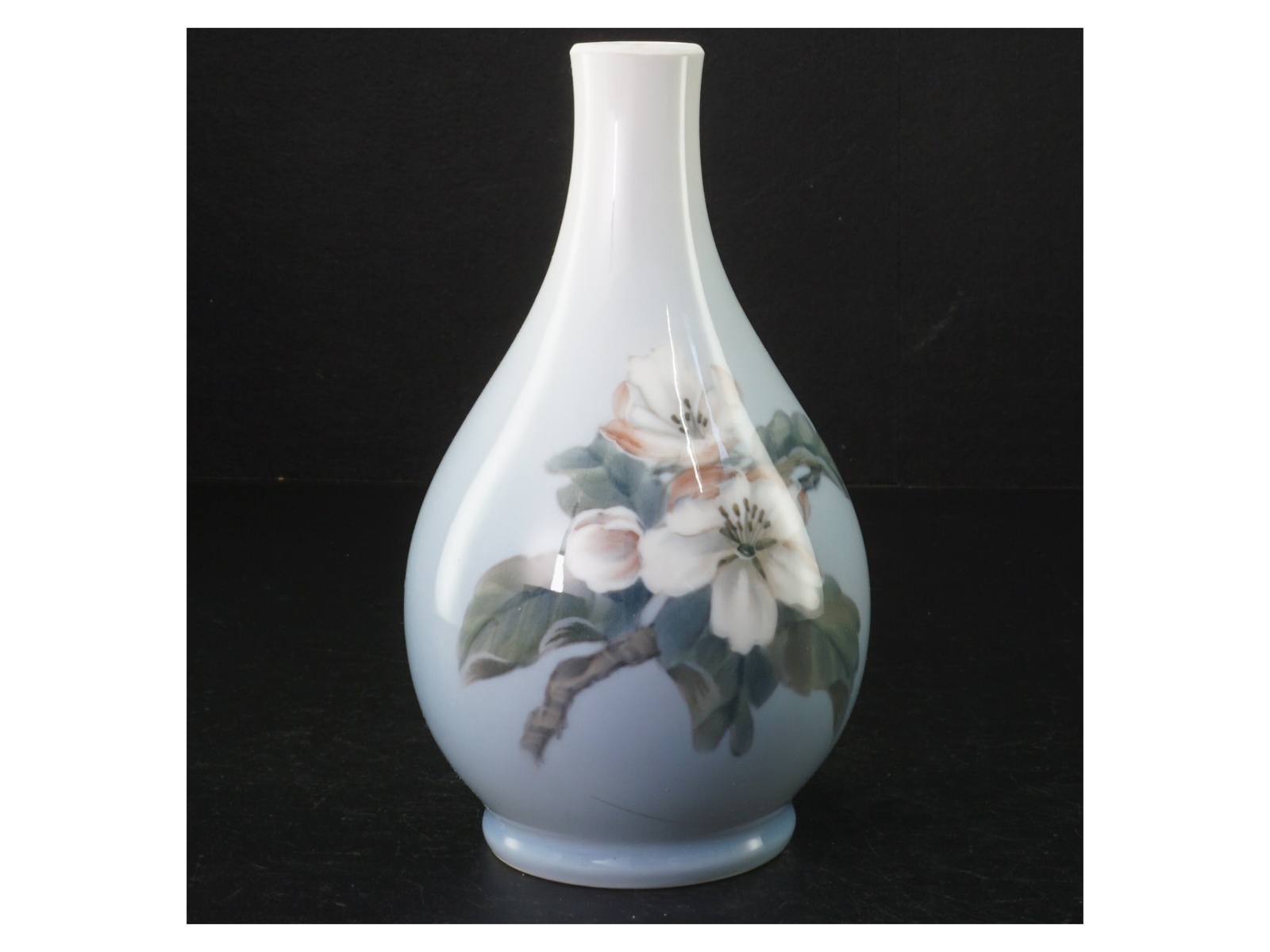 Vase med blomster #53/51 fra Royal Copenhagen (str. 19 cm)