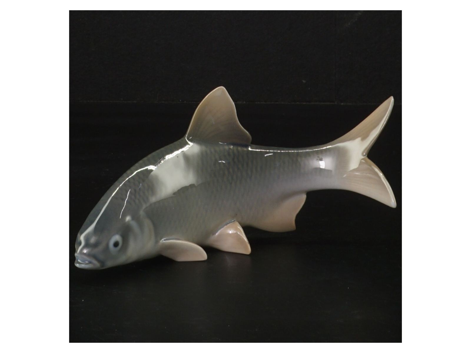 Porcelænsfigur af fisk