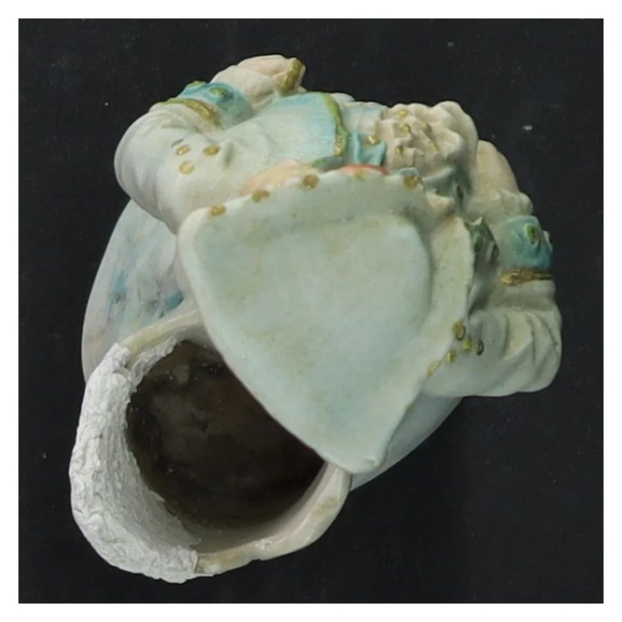 Porcelænsfigur af mand i historisk dragt