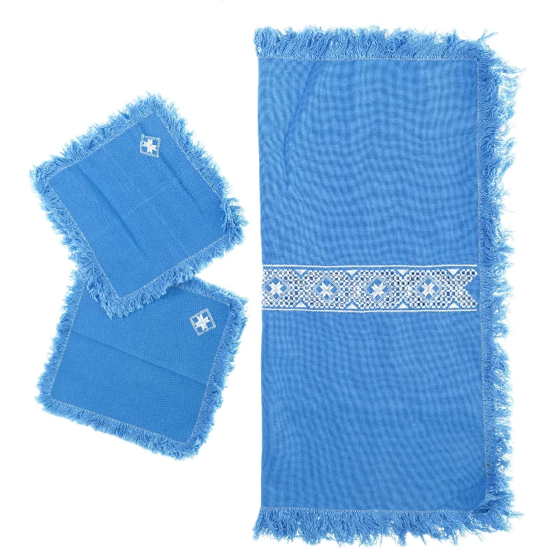 Broderet lyseblå dug med matchende servietter (str. Dug 126 x 66 cm serviet 22 x 22 cm)
