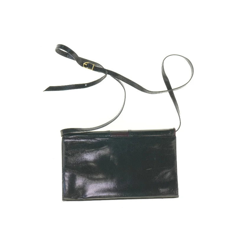 Flad sort skuldertaske fra Belsac (str. 27 x 16 x 5 cm)