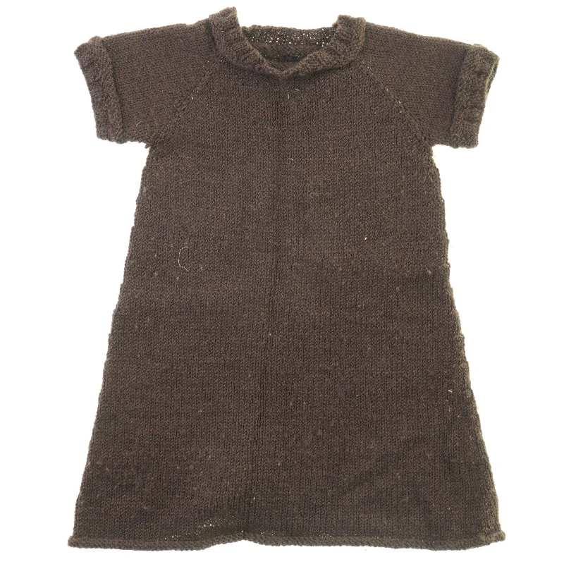 Hjemmestrikket kjole (str. 50 x 44 x 27 cm)