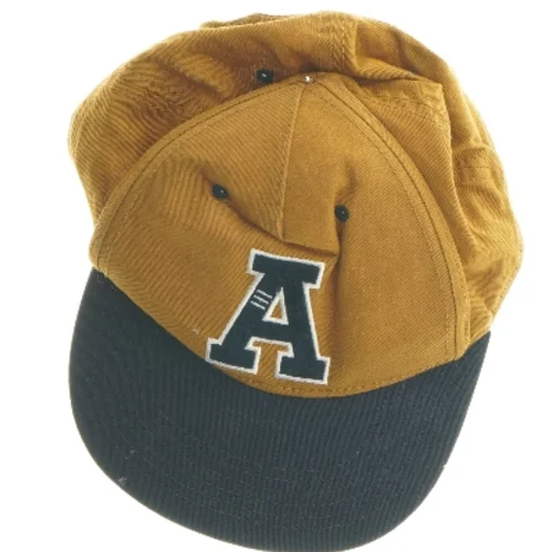 Baseballkasket med bogstav fra H&M (str. 152)