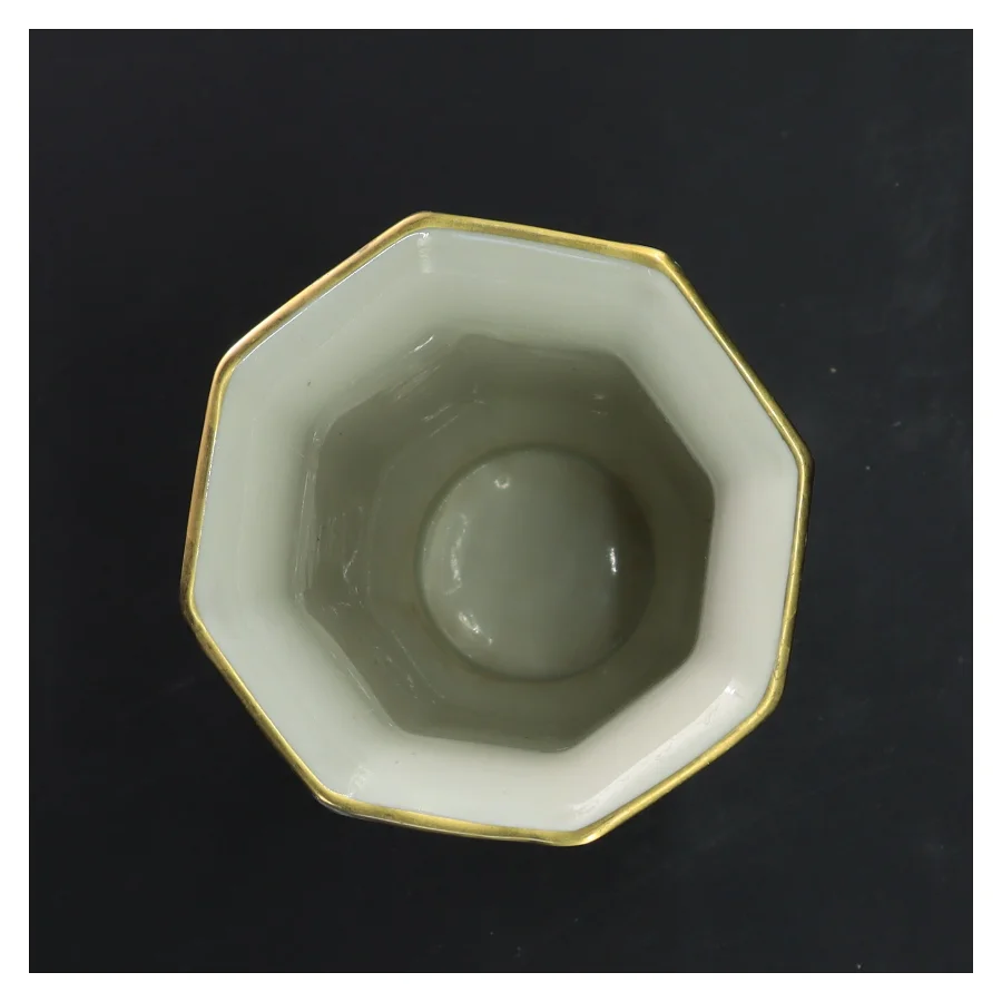 Elegant porcelænsvase med gulddetaljer fra Edelweiß (str. 17x10 cm)