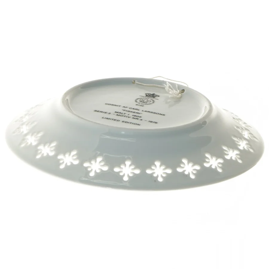 Dekorativ tallerken med fiskeri motiv fra Royal Copenhagen (str. Ø 22 cm)