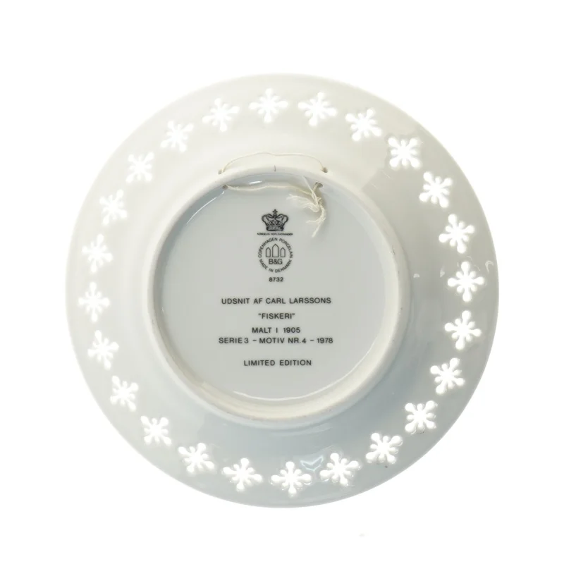 Dekorativ tallerken med fiskeri motiv fra Royal Copenhagen (str. Ø 22 cm)