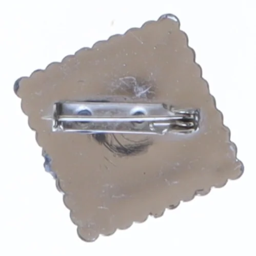 Sølvfarvet broche (str. 2,5x,2,5 cm)