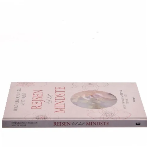 Rejsen til det mindste : en historie om atomfysik (fra 10 til 100 år) af Mette Høst (f. 1960) (Bog)
