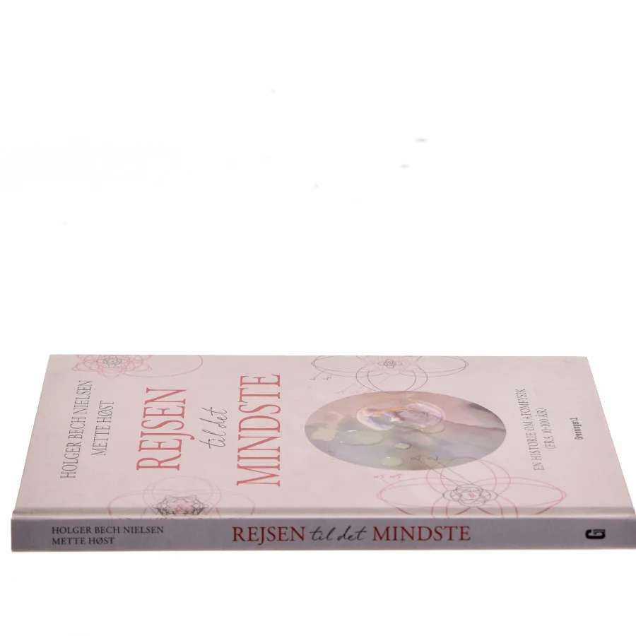 Rejsen til det mindste : en historie om atomfysik (fra 10 til 100 år) af Mette Høst (f. 1960) (Bog)