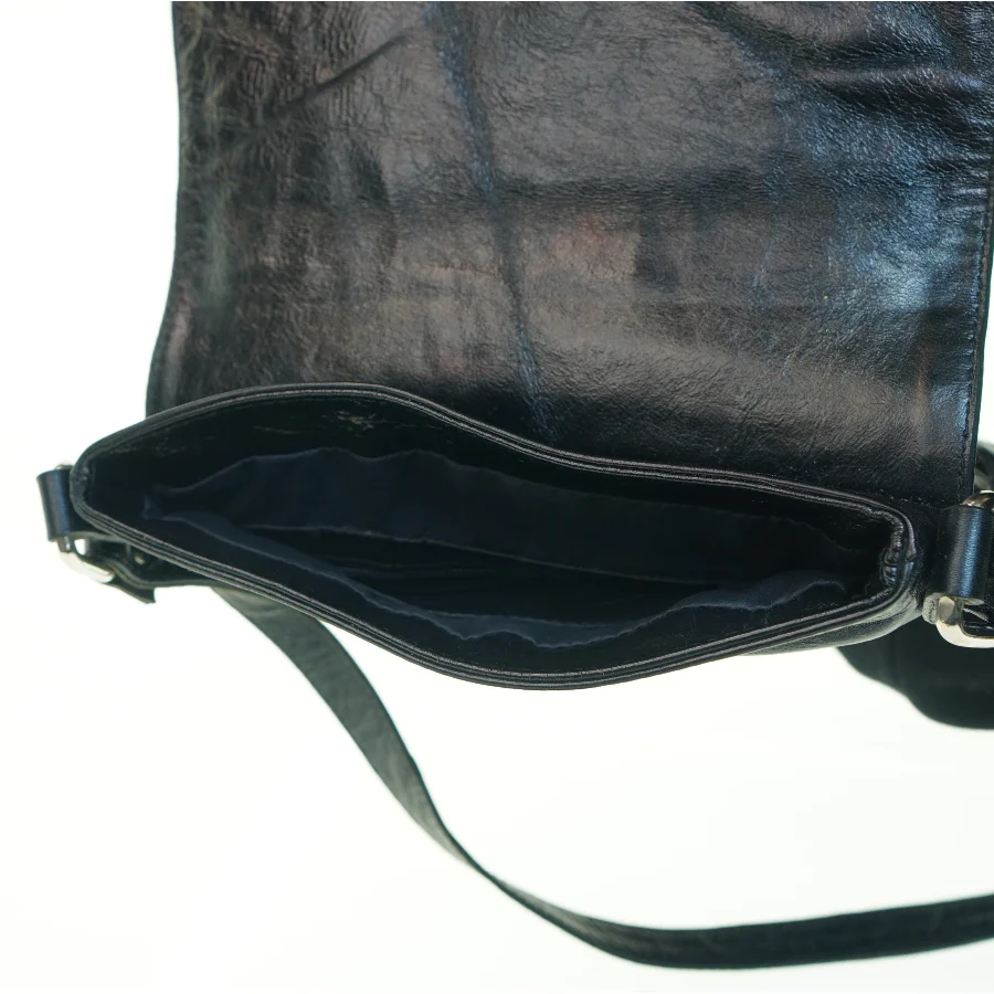 Sort skuldertaske med pelsdetalje (str. 26 x 22 cm)