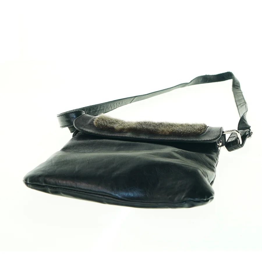 Sort skuldertaske med pelsdetalje (str. 26 x 22 cm)