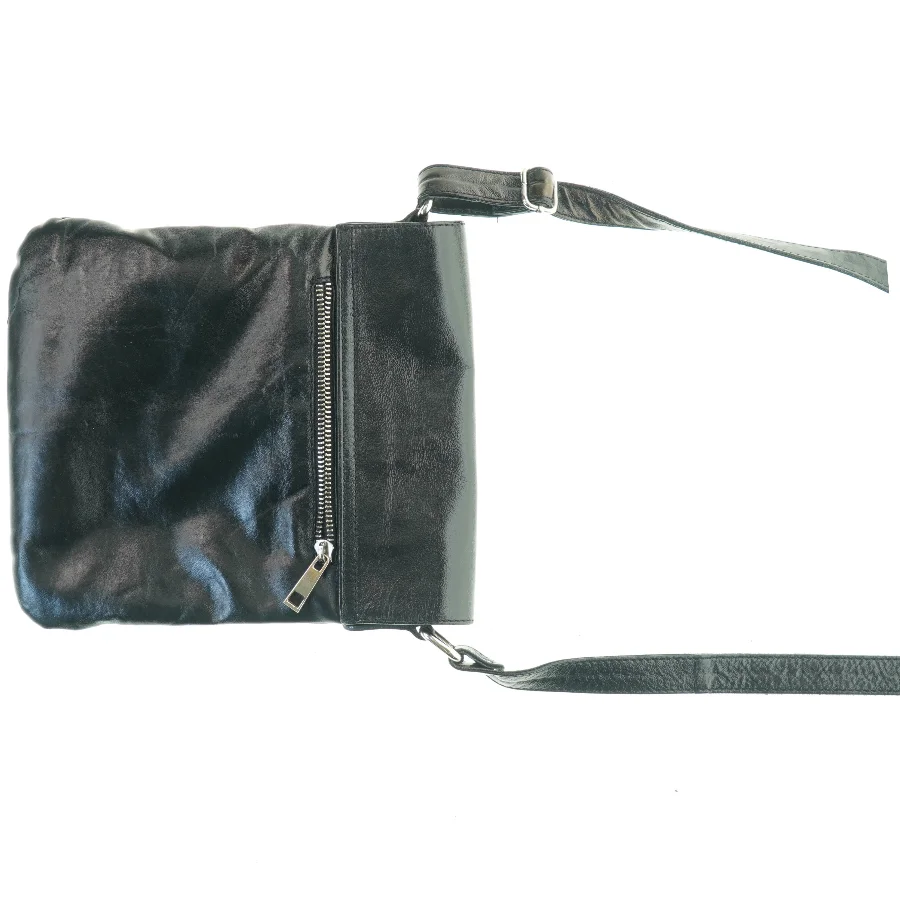 Sort skuldertaske med pelsdetalje (str. 26 x 22 cm)