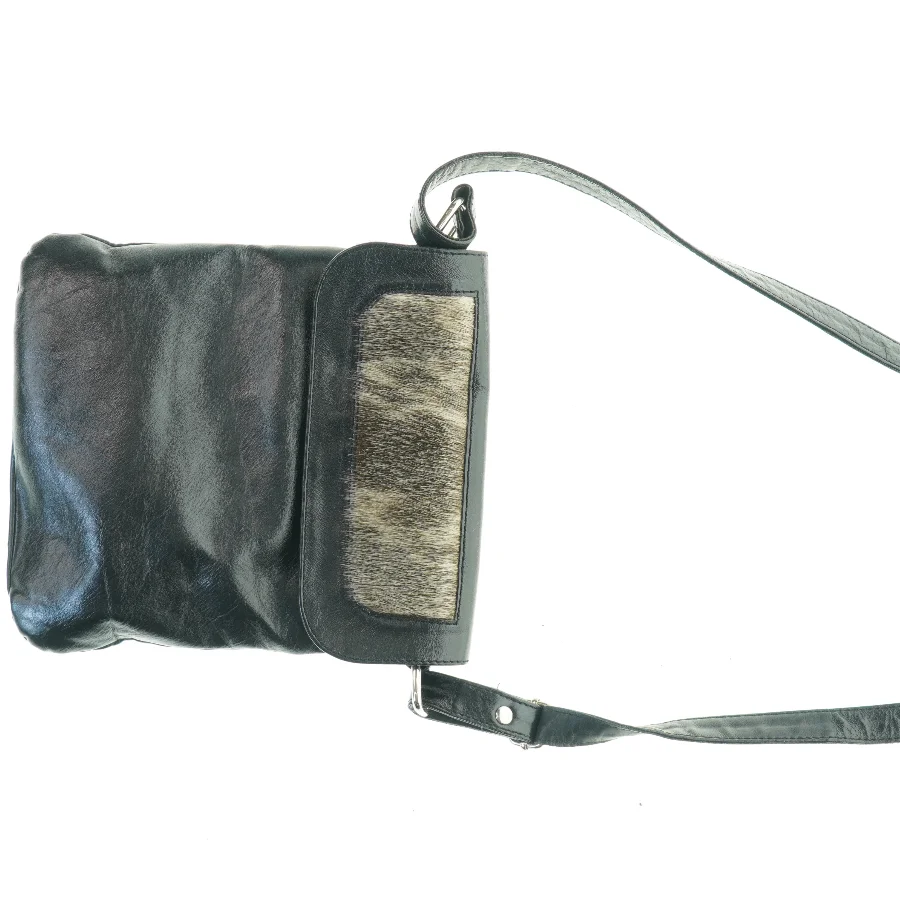 Sort skuldertaske med pelsdetalje (str. 26 x 22 cm)