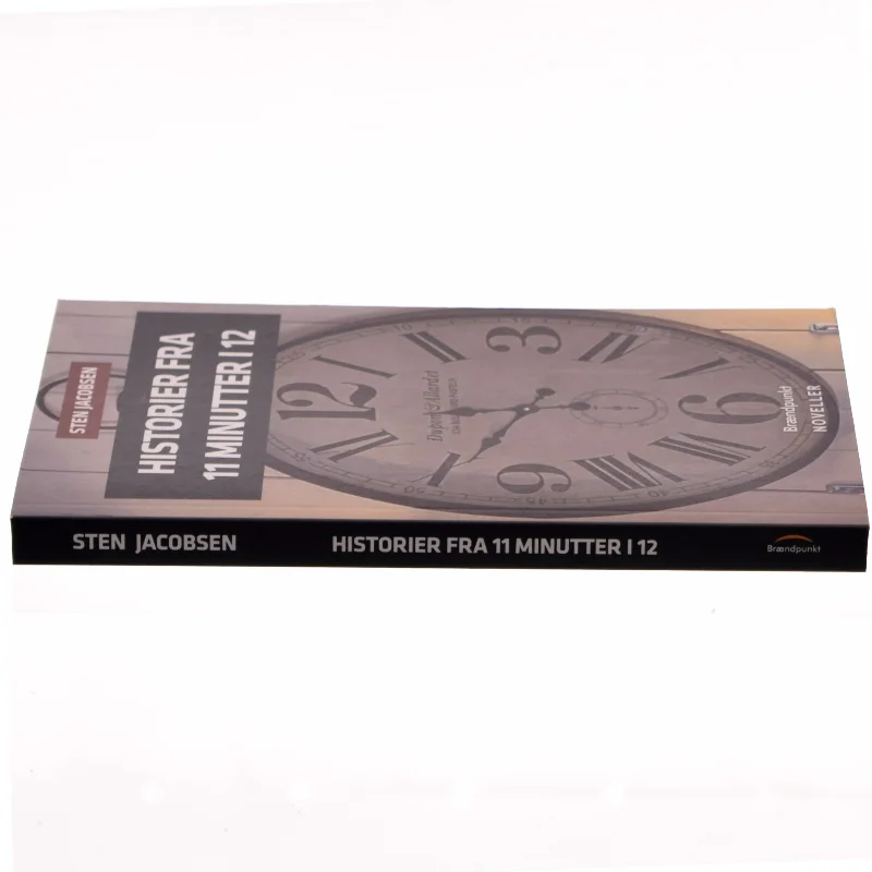 Historier fra 11 minutter i 12 : noveller af Sten Jacobsen (f. 1947) (Bog)