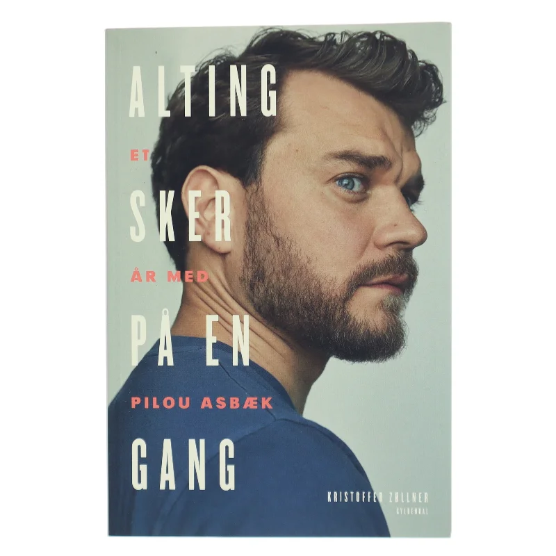 Alting sker på en gang : et år med Pilou Asbæk af Kristoffer Zøllner (Bog)