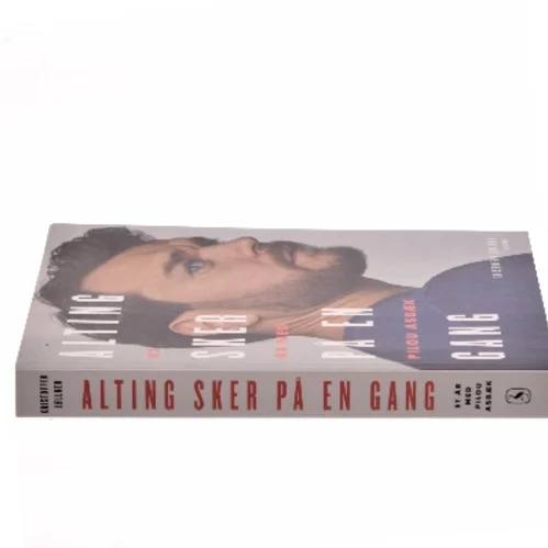 Alting sker på en gang : et år med Pilou Asbæk af Kristoffer Zøllner (Bog)