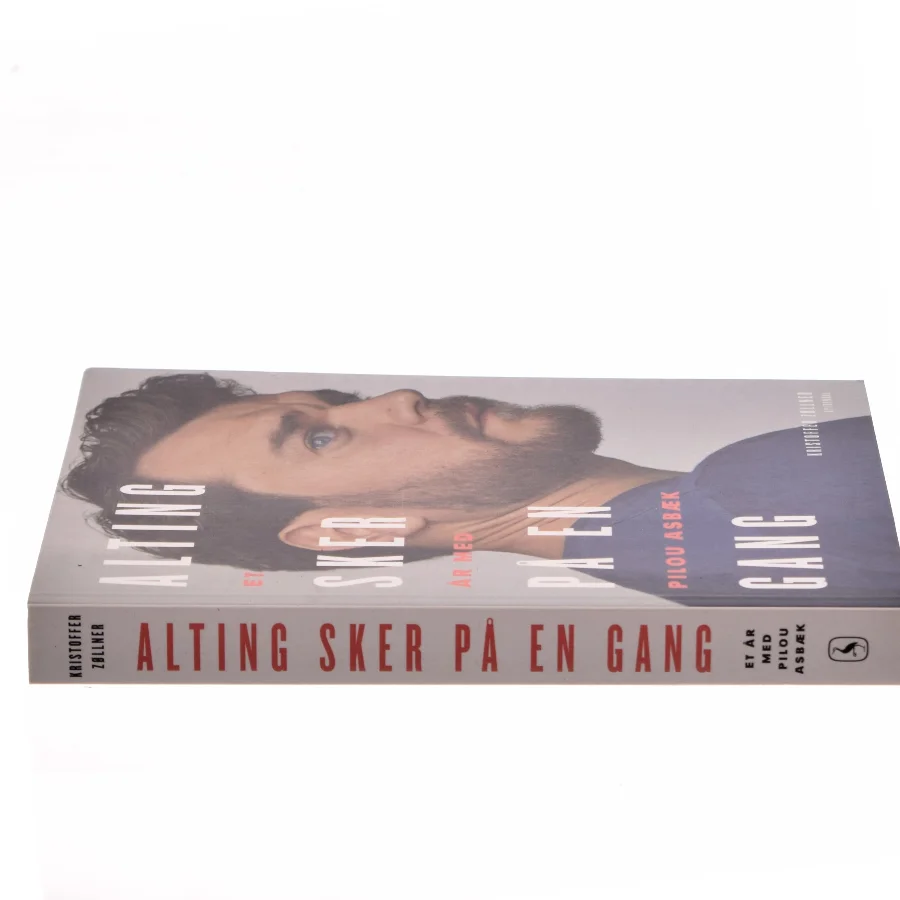 Alting sker på en gang : et år med Pilou Asbæk af Kristoffer Zøllner (Bog)