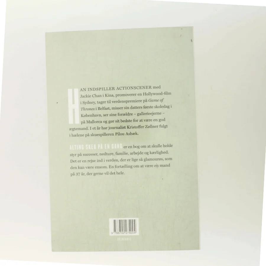 Alting sker på en gang : et år med Pilou Asbæk af Kristoffer Zøllner (Bog)