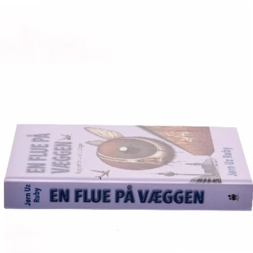En flue på væggen : rapport fra verden af i går af Jørn Uz Ruby (Bog)