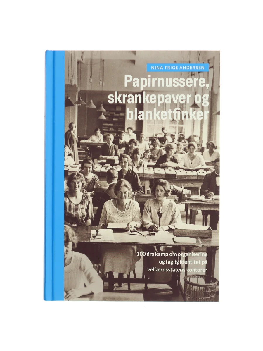 Forsiden af Papirnussere, skrankepaver og blanketfinker : 100 års kamp om organisering og faglig identitet på velfærdsstatens kontorer af Nina Trige Andersen (f. 1982)