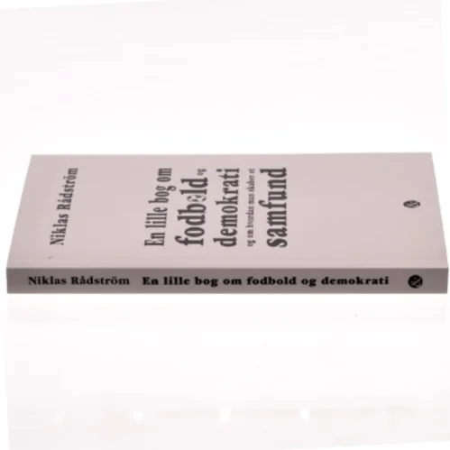 En lille bog om fodbold og demokrati og om hvordan man skaber et samfund af Niklas Rådström (Bog)