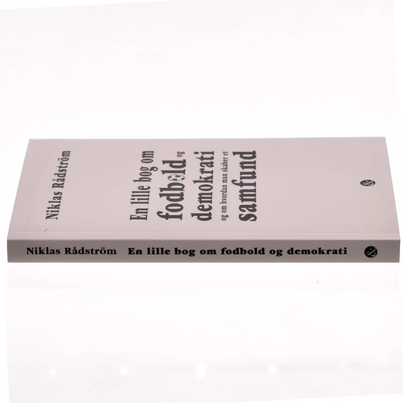 En lille bog om fodbold og demokrati og om hvordan man skaber et samfund af Niklas Rådström (Bog)