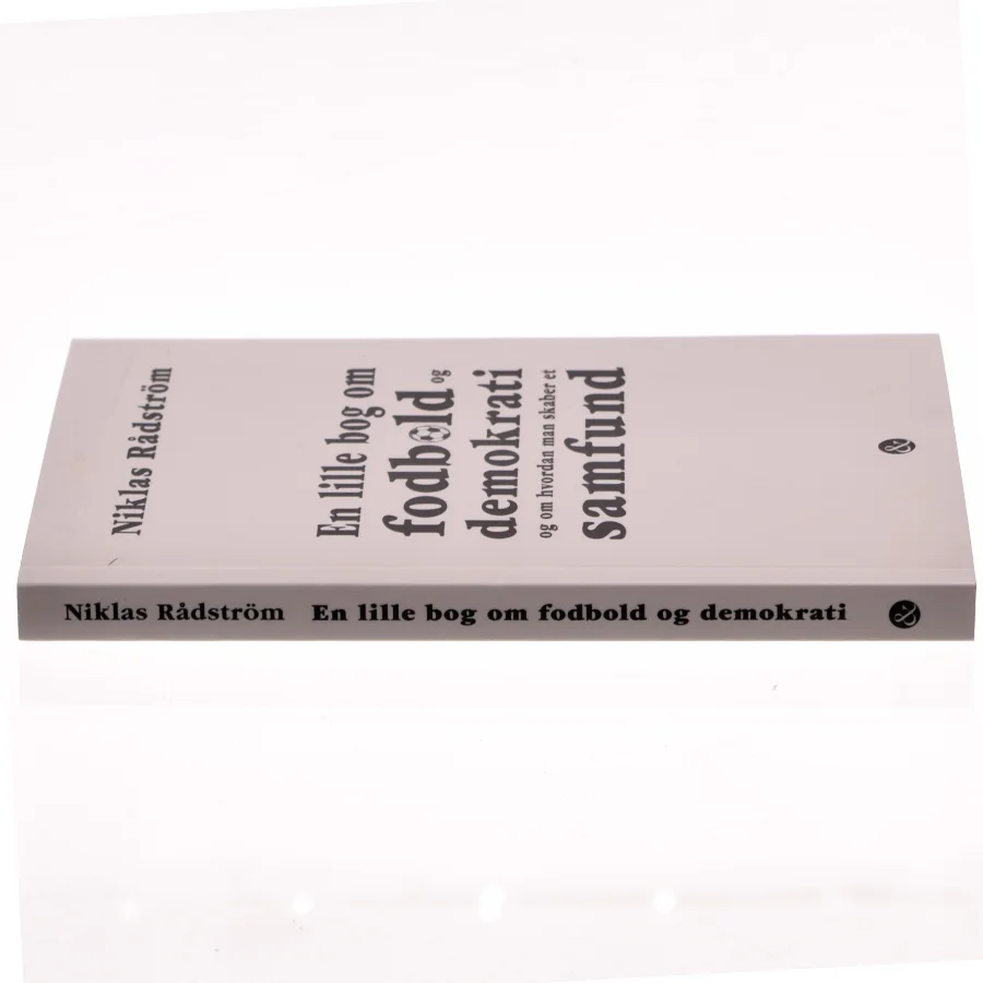 En lille bog om fodbold og demokrati og om hvordan man skaber et samfund af Niklas Rådström (Bog)