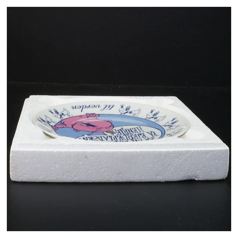 Bagsiden tallerken 2005 fra Roald Dahl (str. 19 x 2 cm)