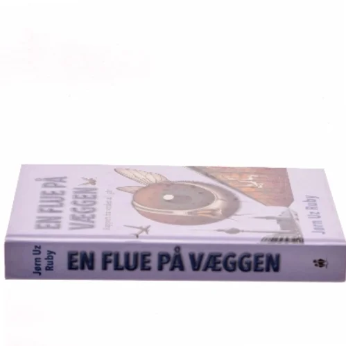En flue på væggen : rapport fra verden af i går af Jørn Uz Ruby (Bog)