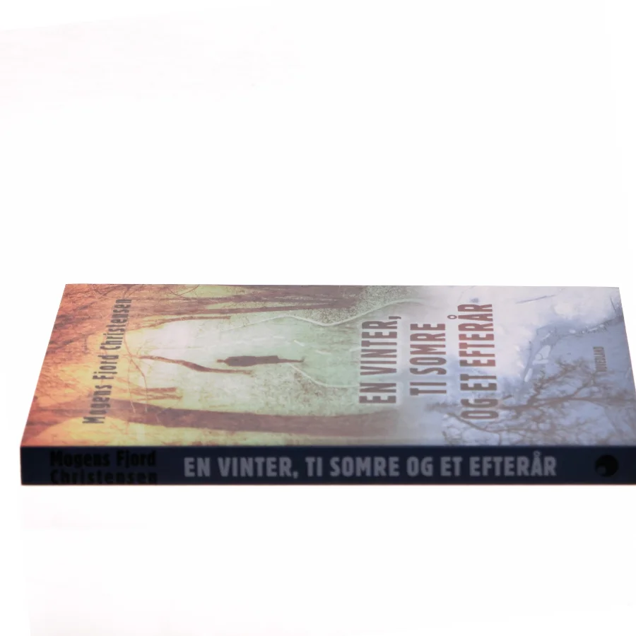 En vinter, ti somre og et efterår : roman af Mogens Fjord Christensen (Bog)