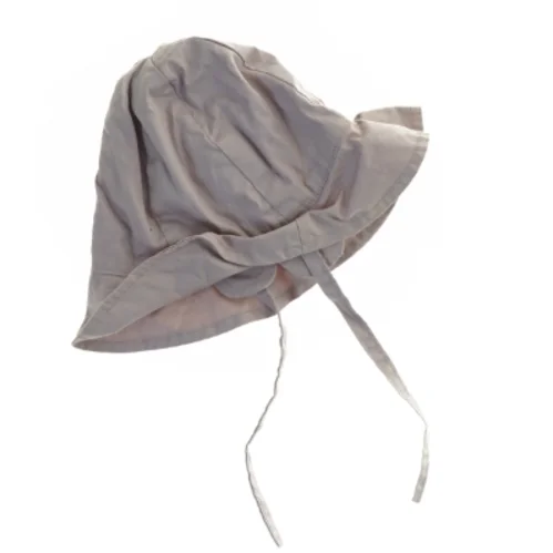 Grå babyhue fra Name It (str. 6 til 9 måneder)