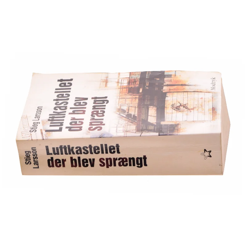 Luftkastellet Der Blev Spraengt (af Stieg Larsson) [Imported] [Paperback] (Danish) (Millennium, 3. Bind) af Stieg Larsson (Bog)